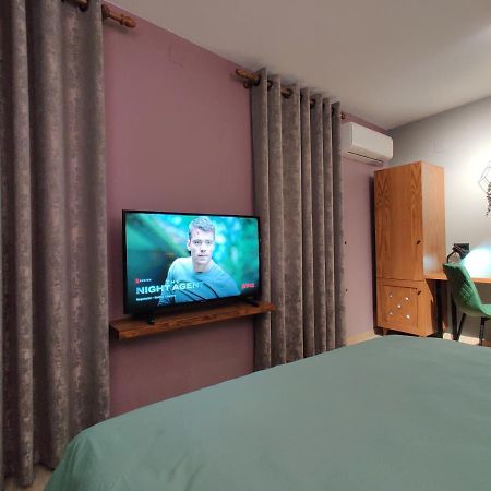 Piro'S Cozy Rooms - City Centre Корча Екстер'єр фото