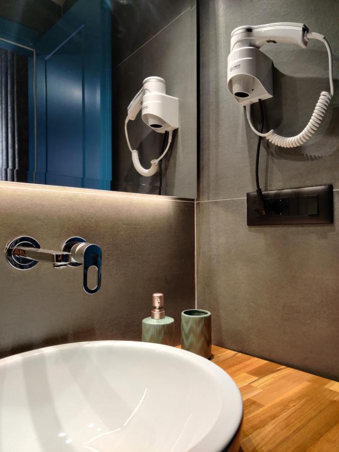 Piro'S Cozy Rooms - City Centre Корча Екстер'єр фото